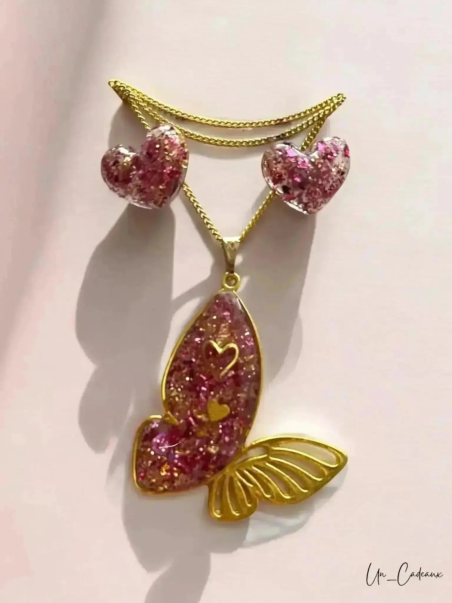 Set ciondolo Farfalla e orecchini a Cuore in Resina con Foglia d’Oro e Petali di Rosa - Un_Cadeaux