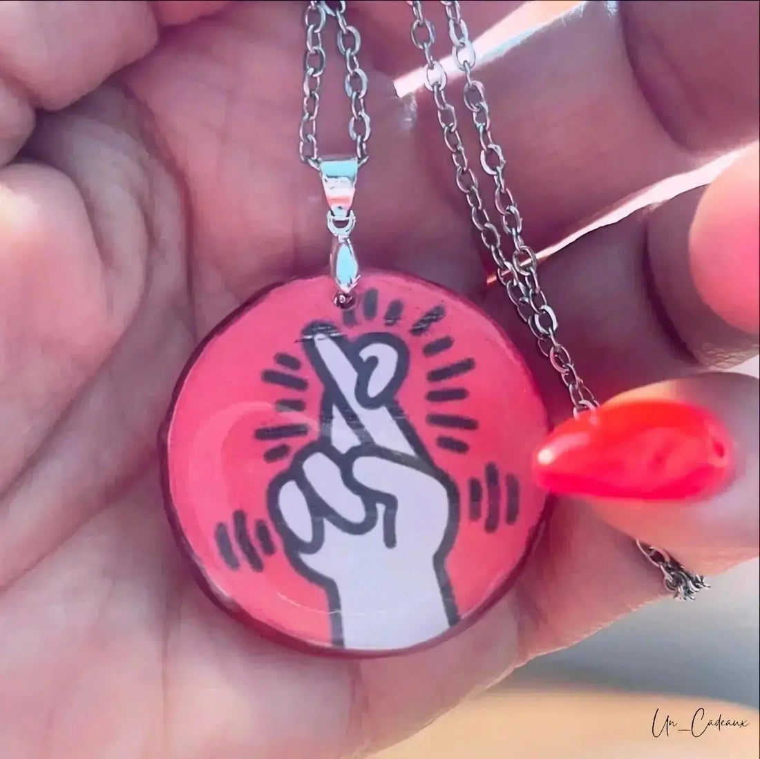 🔴 Ciondolo Rotondo con Mano Incrociata - Ispirato all’Arte di Keith Haring 🔴 - Un_Cadeaux