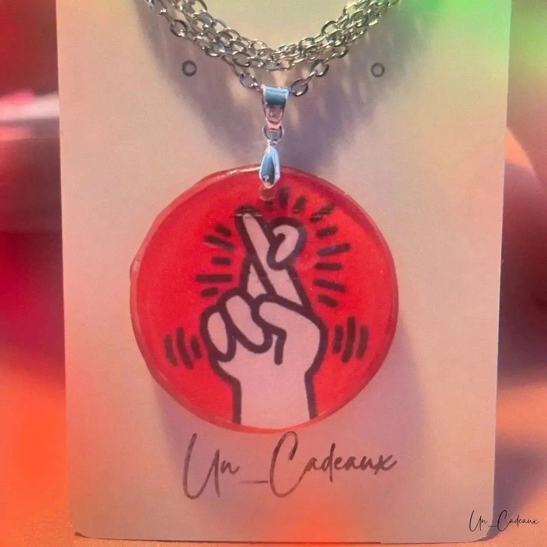 🔴 Ciondolo Rotondo con Mano Incrociata - Ispirato all’Arte di Keith Haring 🔴 - Un_Cadeaux